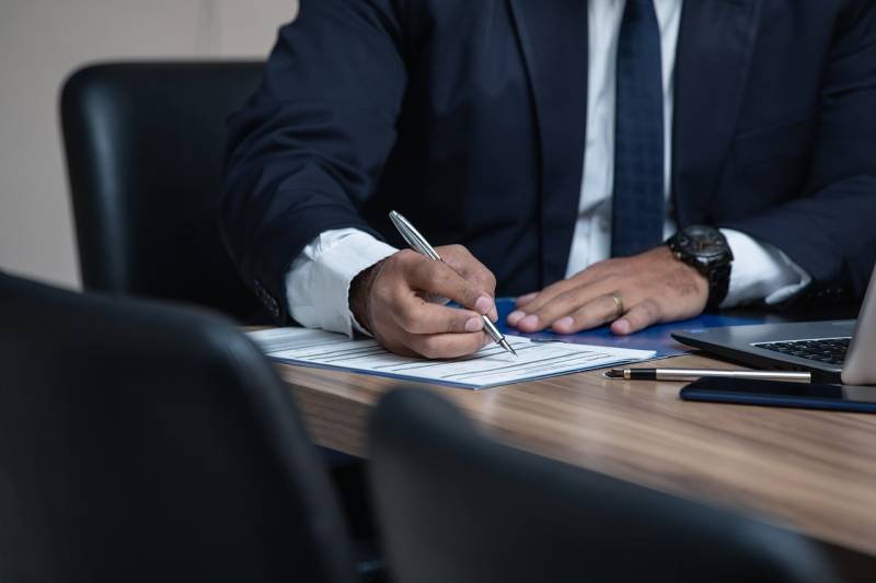 L'intérêt de passer par un avocat mandataire immobilier pour vendre votre bien à Nîmes (30) et ses alentours